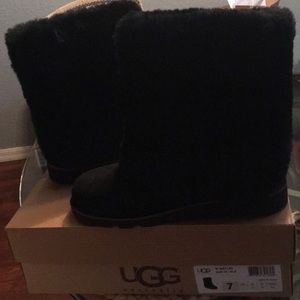 Selling Auth UGG Maylin boots.Brand new worn once
